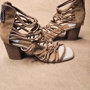 Chic Tan Strappy Block Heel Sandals